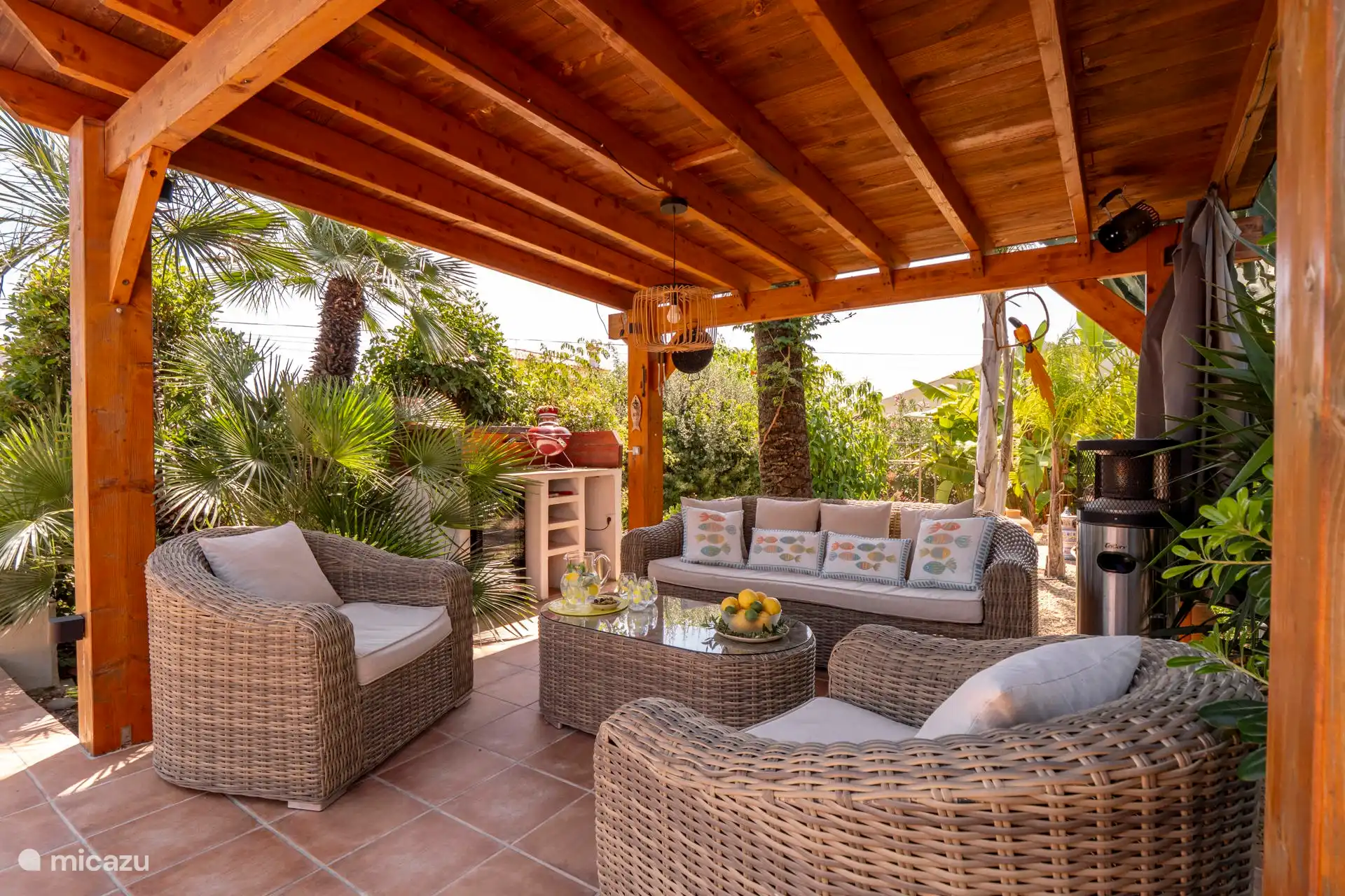 Pergola mit Blick auf den Garten und den Swimmingpool