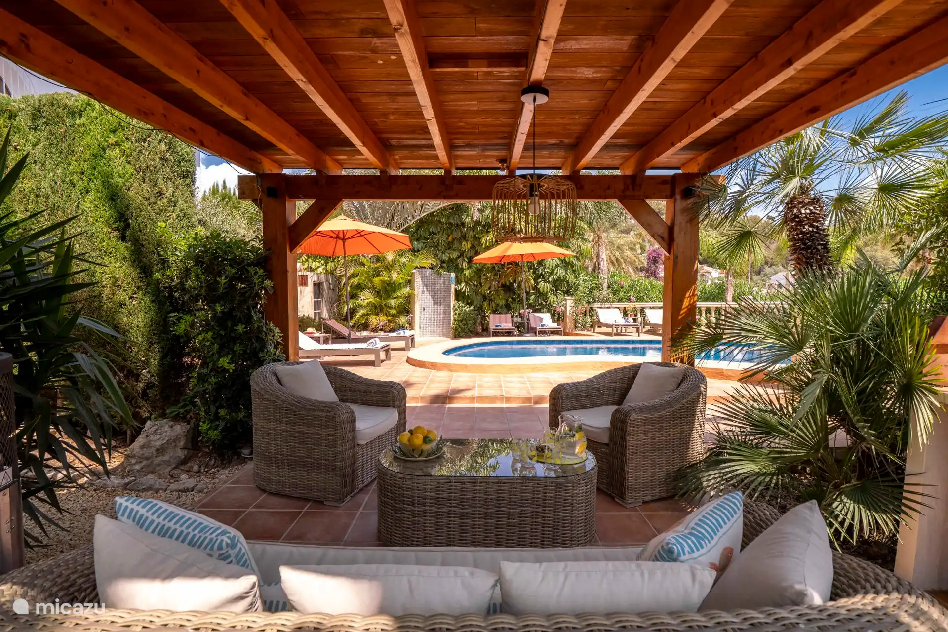 Gemütlicher Loungebereich unter der Pergola