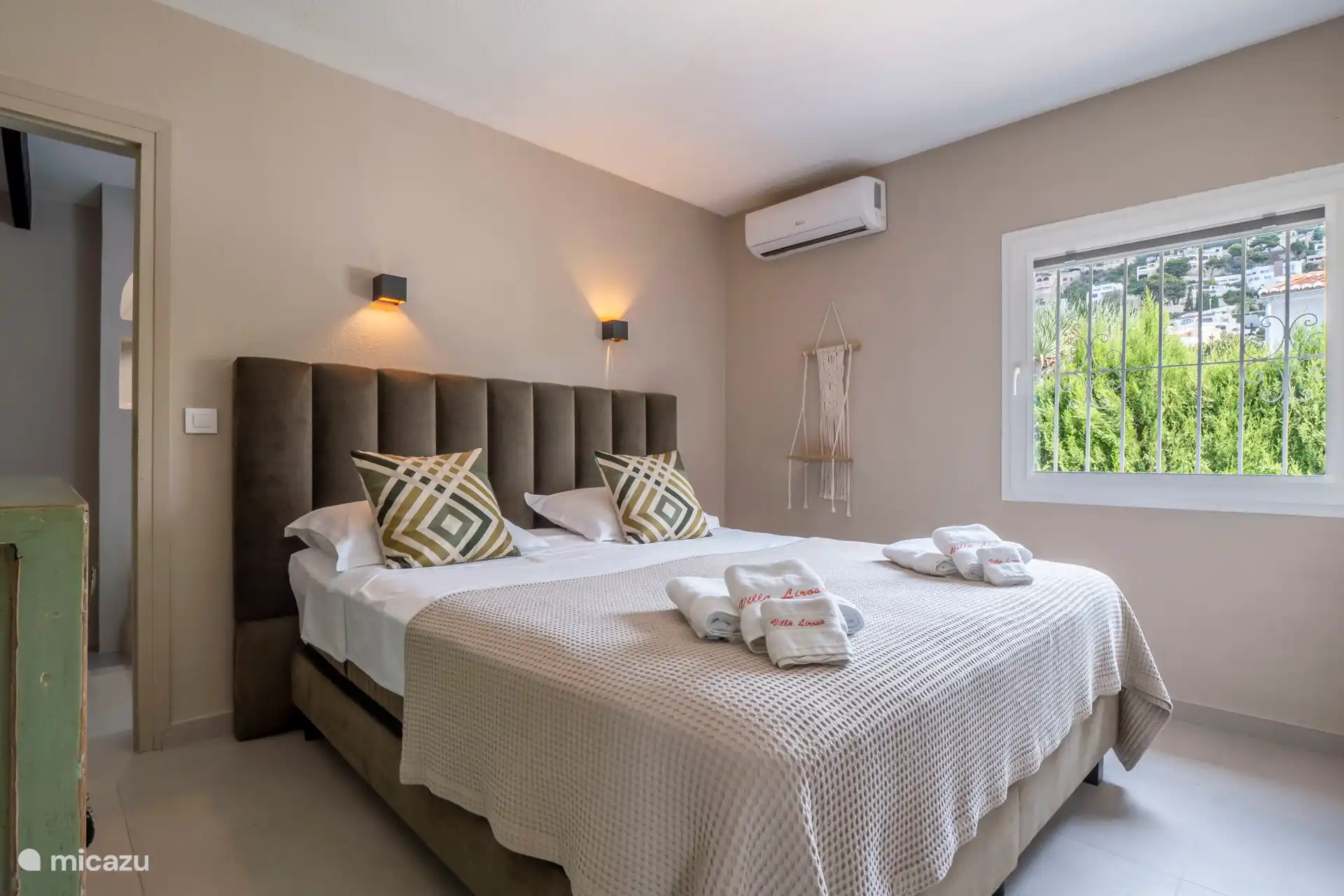 Hauptschlafzimmer mit Kingsize-Bett und ausgestattetem Fernseher