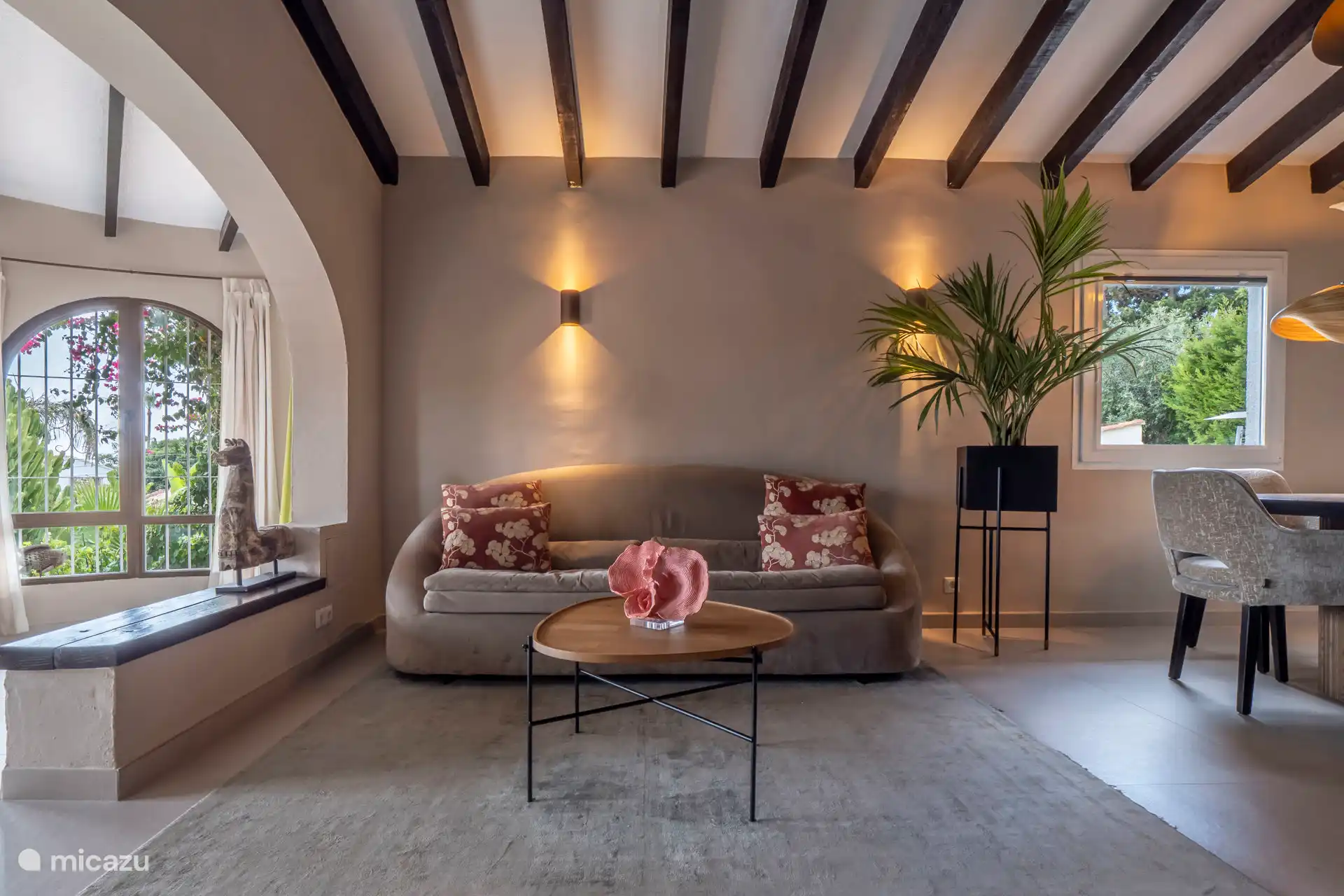 Gemütliche Sitzecke mit TV (NLziet) und attraktiven Details