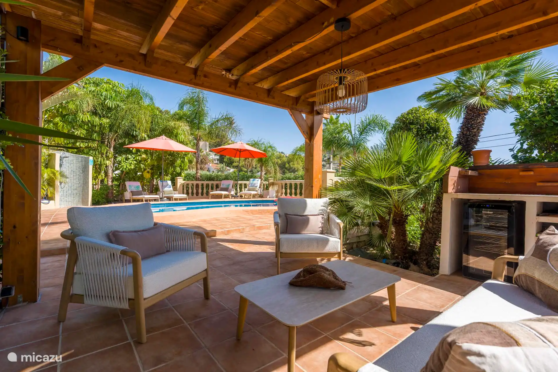 Pergola avec piscine d’aperçu