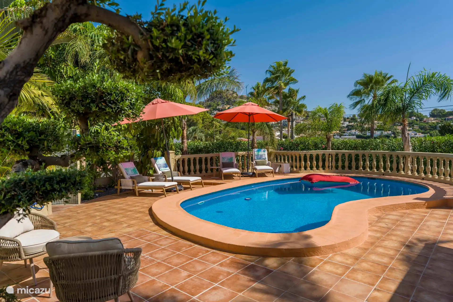 Piscine privée avec cantiques de luxe