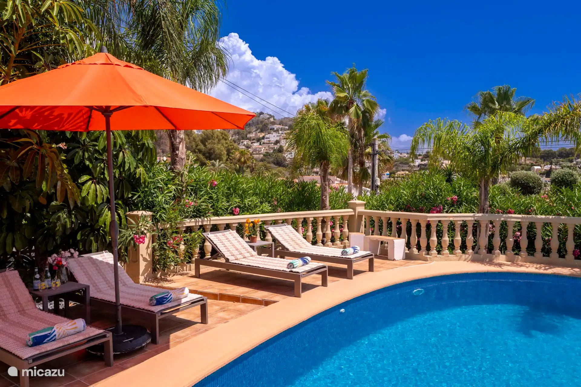 Entspannen Sie sich auf einer Liege in der mediterranen Sonne