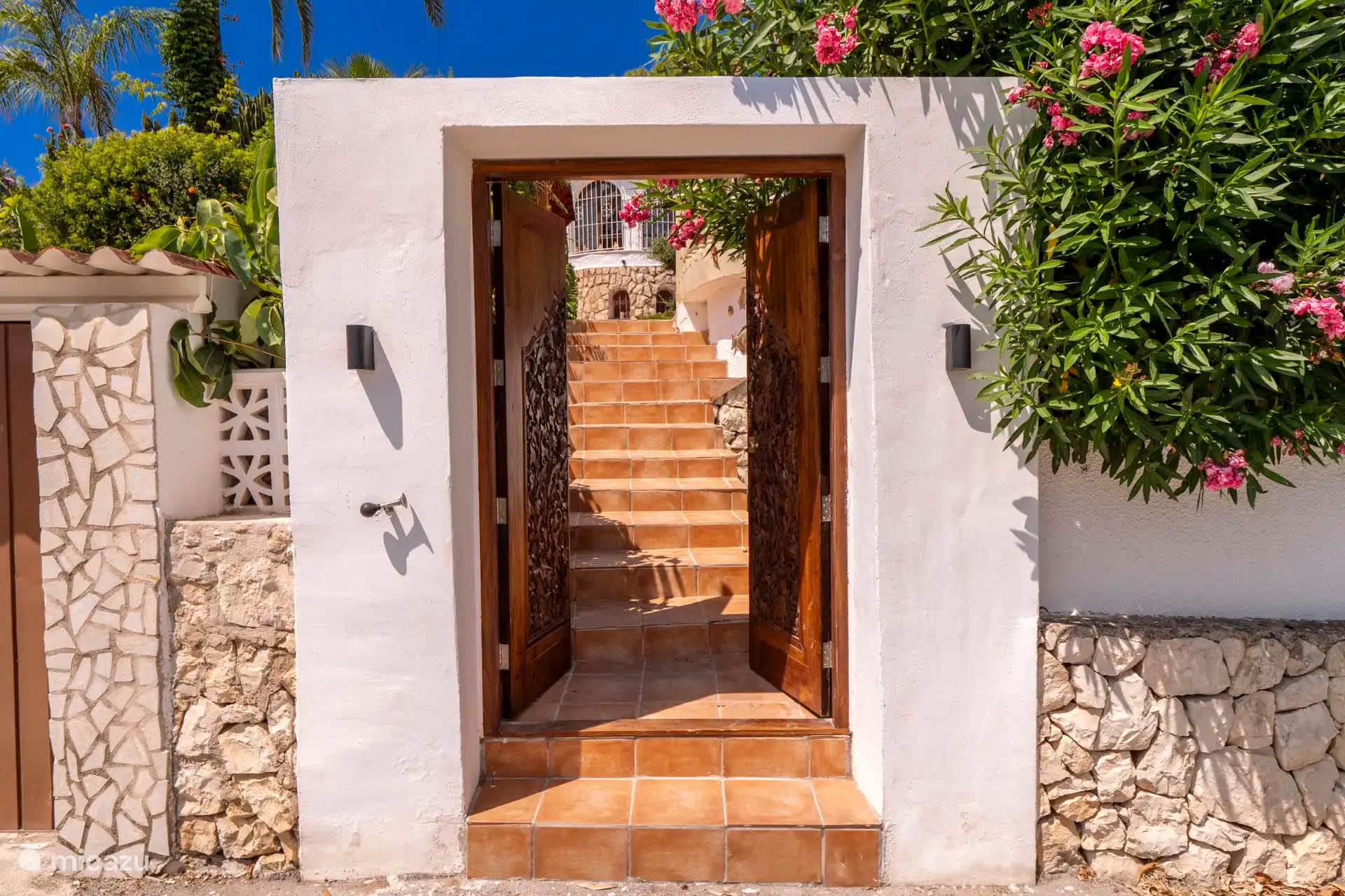 Attraktiver Eingang mit maßgefertigten indonesischen Türen