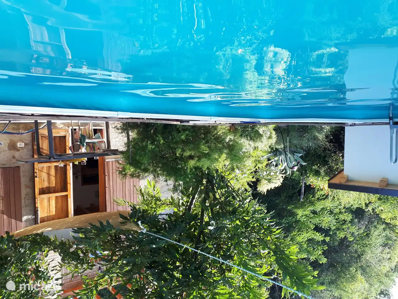 Privater Pool auf Beinen und mit Kinderrückhaltesystem. Der Pool wird wöchentlich gereinigt. Fliesen rund um den Pool. Außendusche. Schwimmbad: 7,5 m Länge x 4 m Breite x 1,20 m Höhe. 