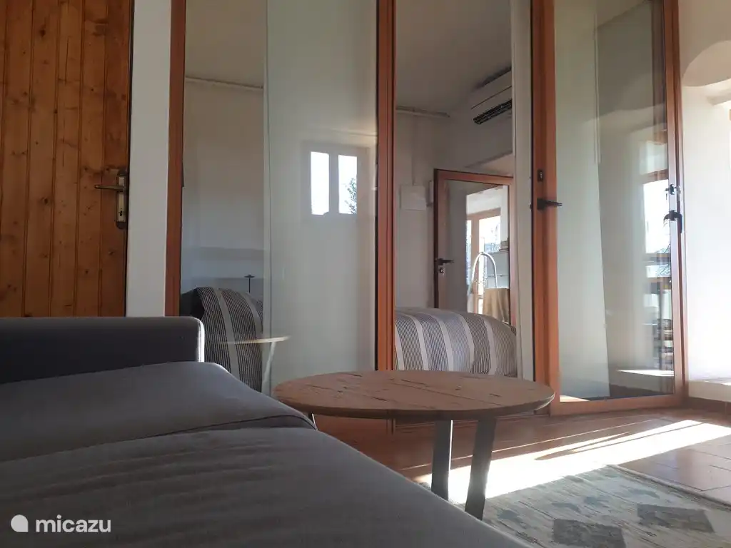 Das Wohnzimmer im Erdgeschoss ist mit einer großen schalldichten Verbindungstür geteilt. Im aktuellen Setup gibt es ein Doppelbett (neue Matratze 140 cm Federkern 2019). Sie können jedoch auch eine Leseecke daraus machen.