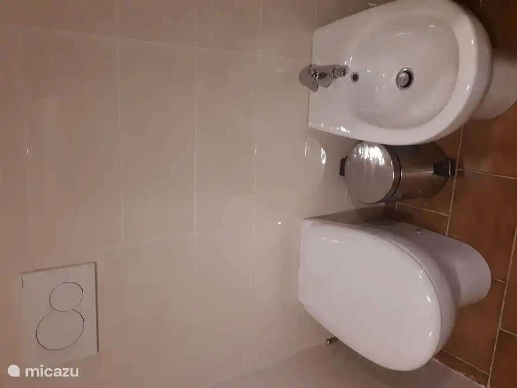 Badezimmer im Obergeschoss mit WC, Bidet, Waschbecken, Spiegel, ebenerdiger Dusche (5 cm Vorsprung). Ebenfalls vorhanden: Haartrockner und Waage. 