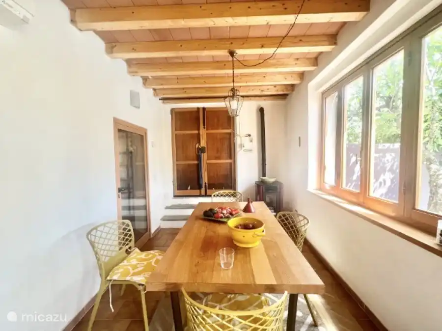 Großer 6-Sitzer-Küchentisch mit doppelter Eingangstür und Fenster auf der rechten Seite. Alle Fenster sind mit Holzfensterläden ausgestattet und können einzeln bedient werden. Klimaanlage kann pro Raum eingestellt werden (Küche, Wohnzimmer, Schlafzimmer)