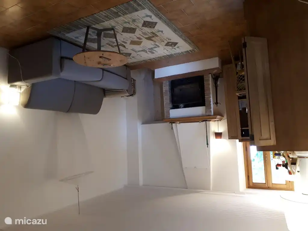 Wohn Erdgeschoss. Das Sofa kann ausgeklappt werden (2-Personen-Schlafsofa 160 cm).