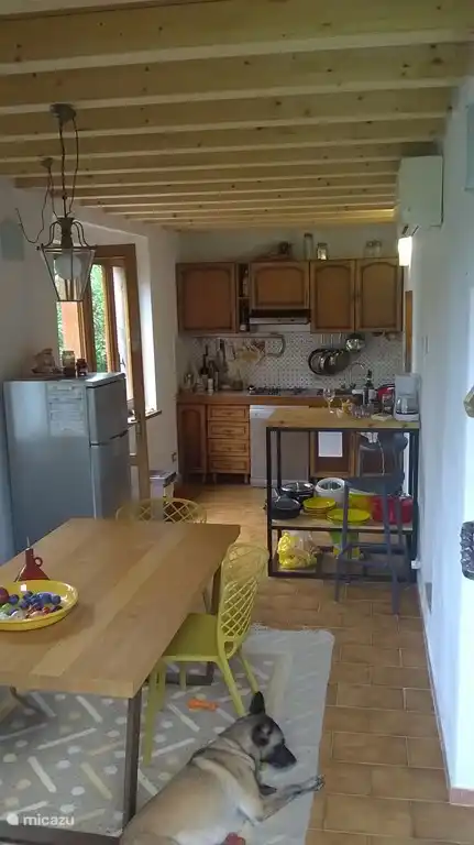 Esstisch für 6 Personen. Brabantia Pfannenset, Auswahl an Tellern und Gläsern, Sieb, Küchenmesser, Kaffeemaschine (klassisch + Bialetti), Schere, Öffner, Weingläser, Toaster, Backofen.