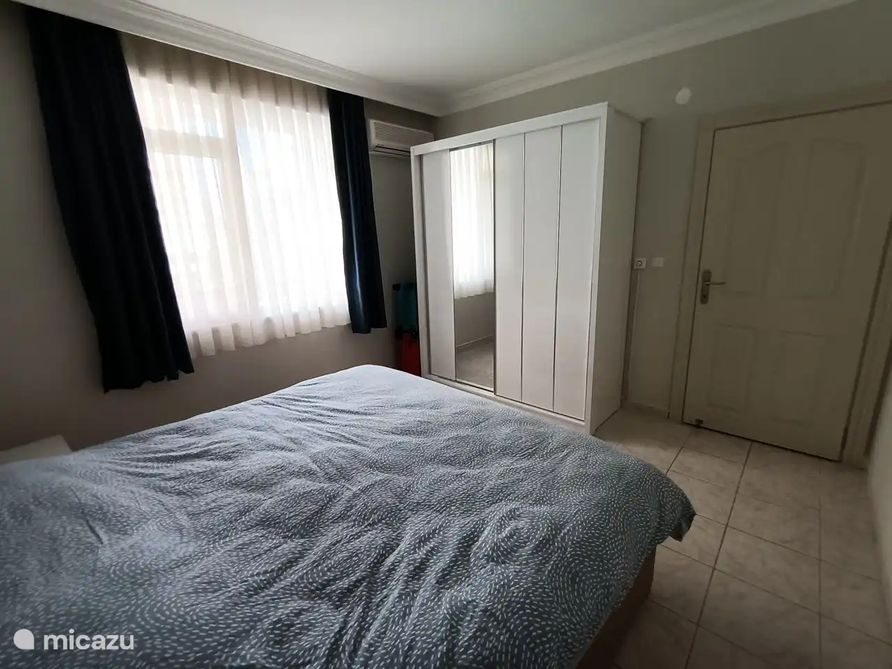 Grote kledingkast voorzien van hang- en leggedeelte.