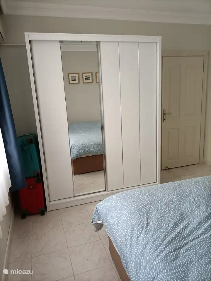 Deur van en naar slaapkamer met de hang/legkast