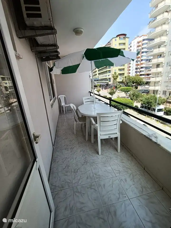 Ons balkon met zicht naar de bergen.