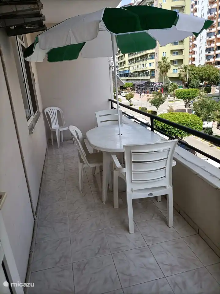 Ons balkon met zicht naar de bergen.