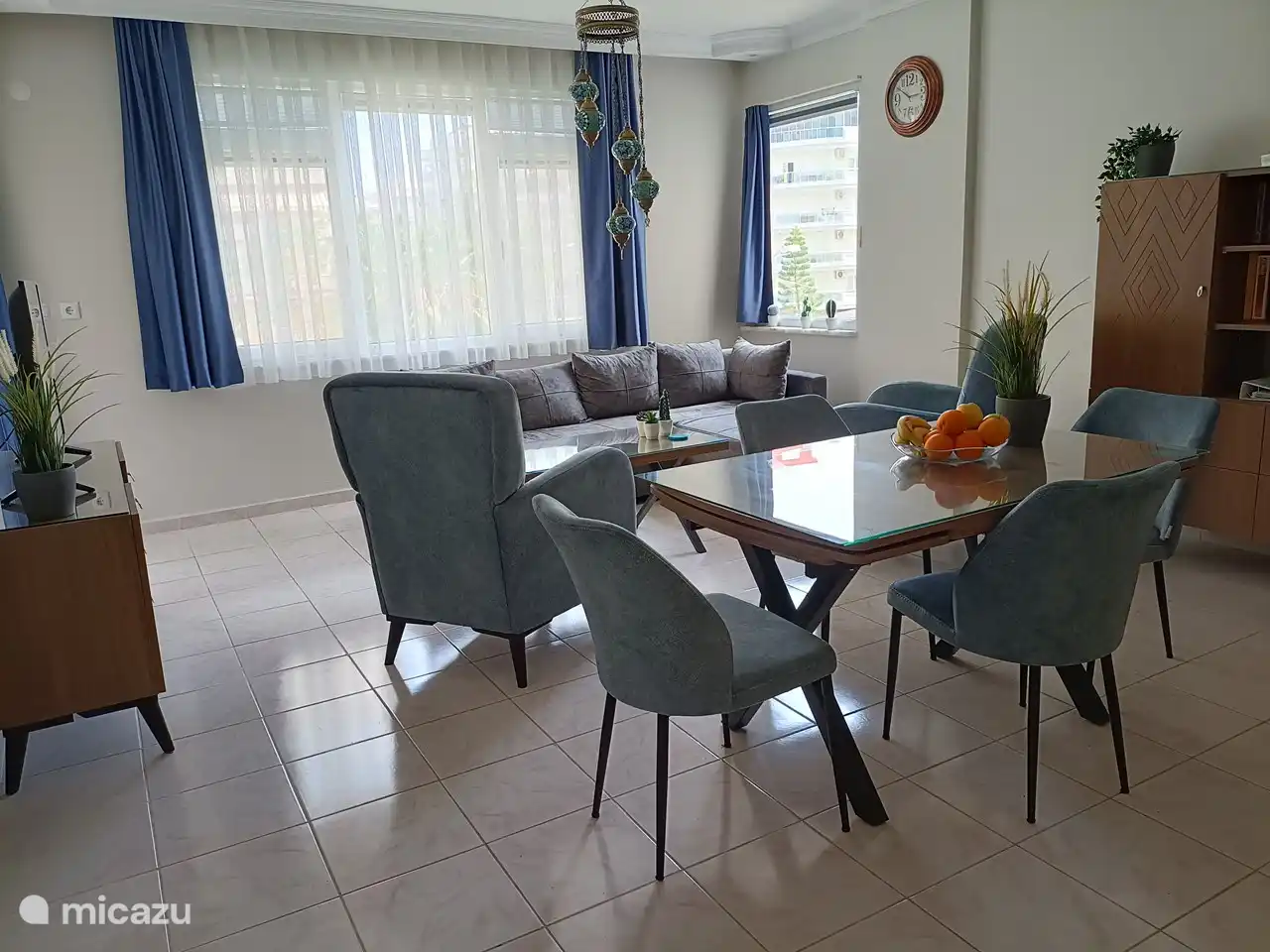 Onze woonkamer vanaf de keuken bekeken.