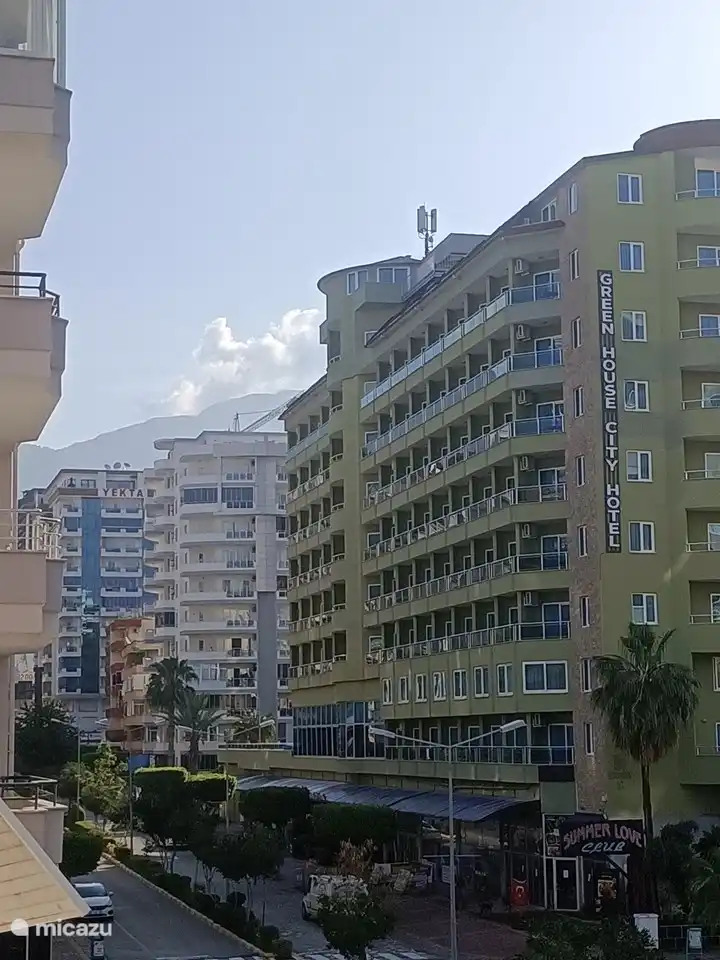 Zicht naar de bergen vanaf het balkon