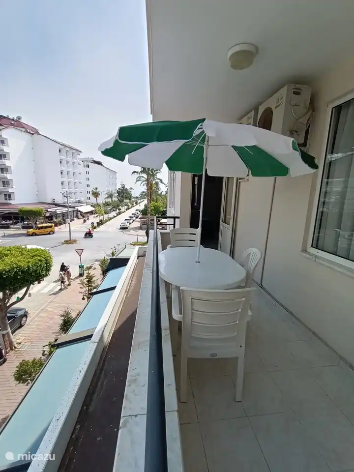 Ons balkon met zicht naar de zee.