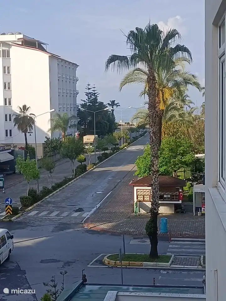 Zicht naar de zee vanaf het balkon