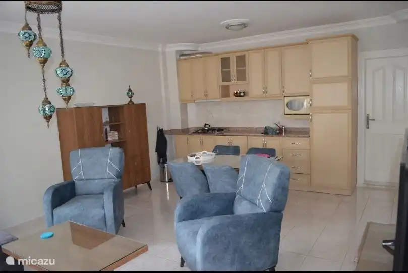 Onze eethoek voor 4 personen, maar met het uitklappen van de tafel kunt u met gemak met 6 personen aan de tafel zitten. Fijn als u visite heeft en u niet op het balkon wilt zitten.