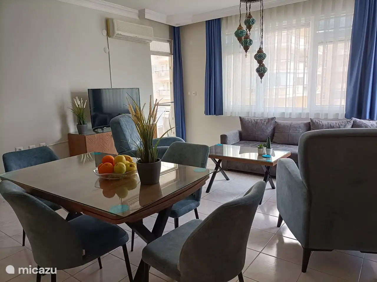 Onze woonkamer met de deur naar het balkon.