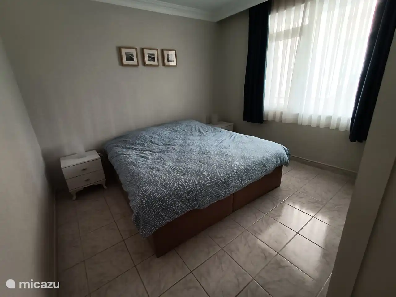 Ons king-size bed voorzien van een lits-jumeaux dekbed, twee hoofdkussen en beddengoed.