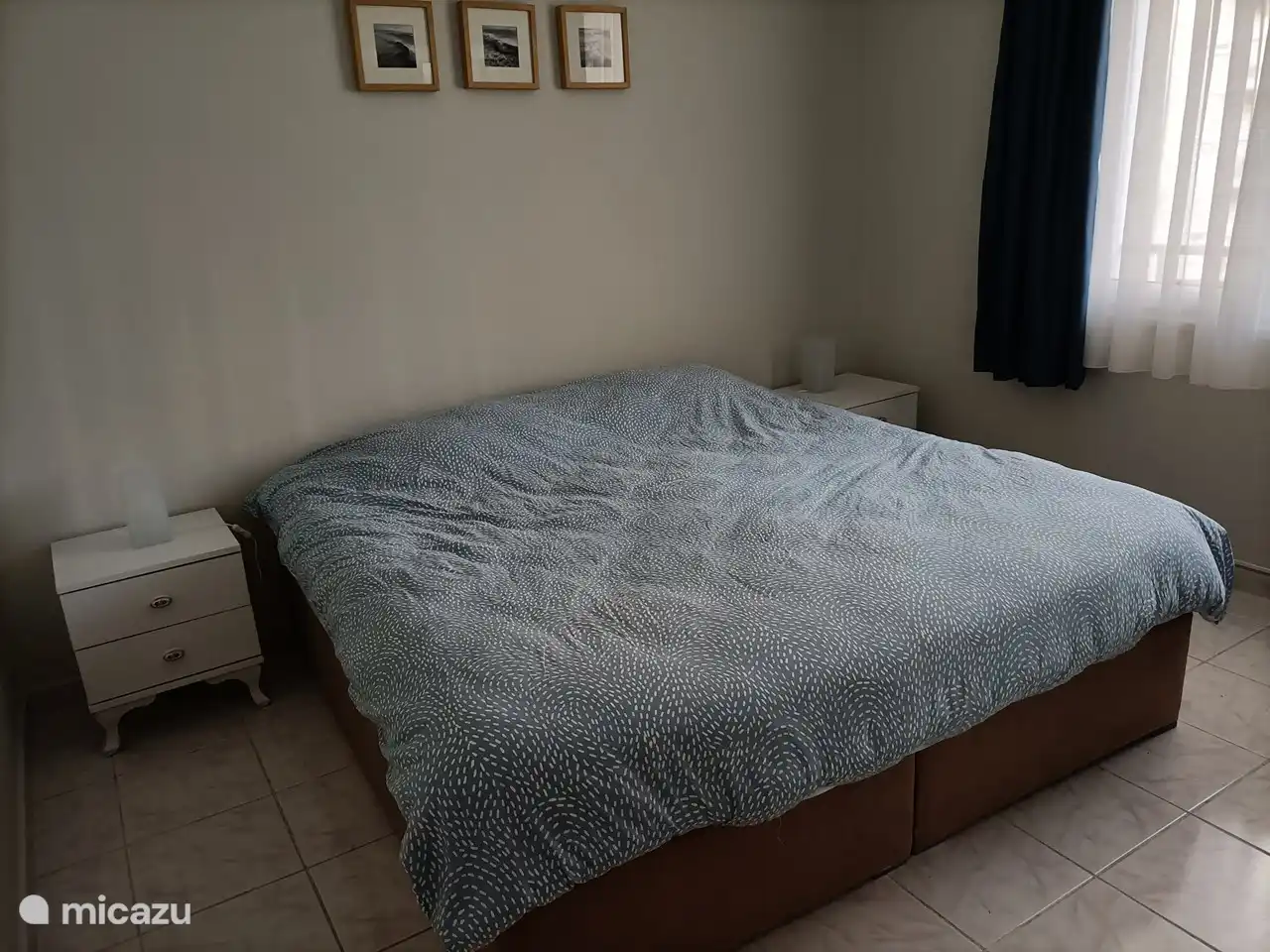 Ons king-size bed voorzien van een lits-jumeaux dekbed, twee hoofdkussen en beddengoed.