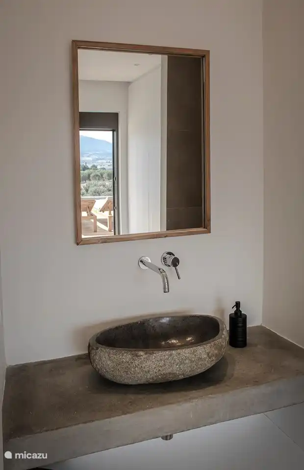 sink of ensuite bathroom of bedroom 1