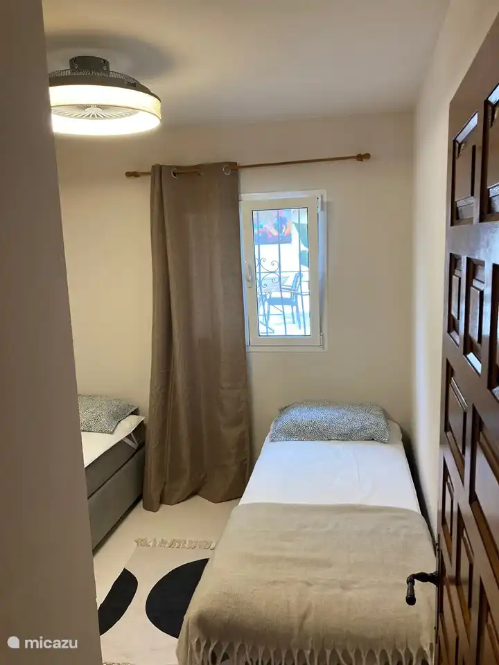 Schlafzimmer mit Doppelbett (unten)