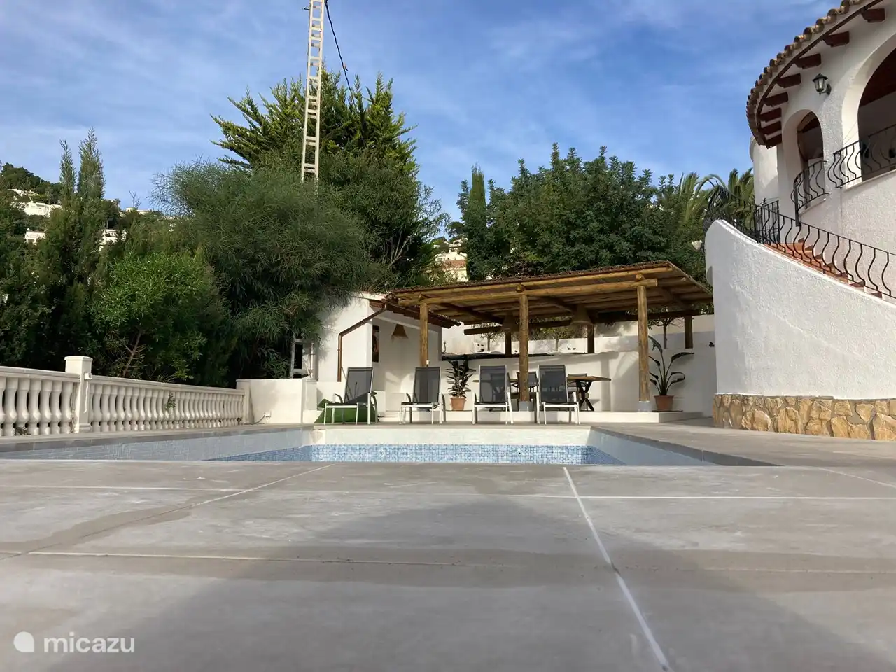 Terrasse und Swimmingpool (außen)
