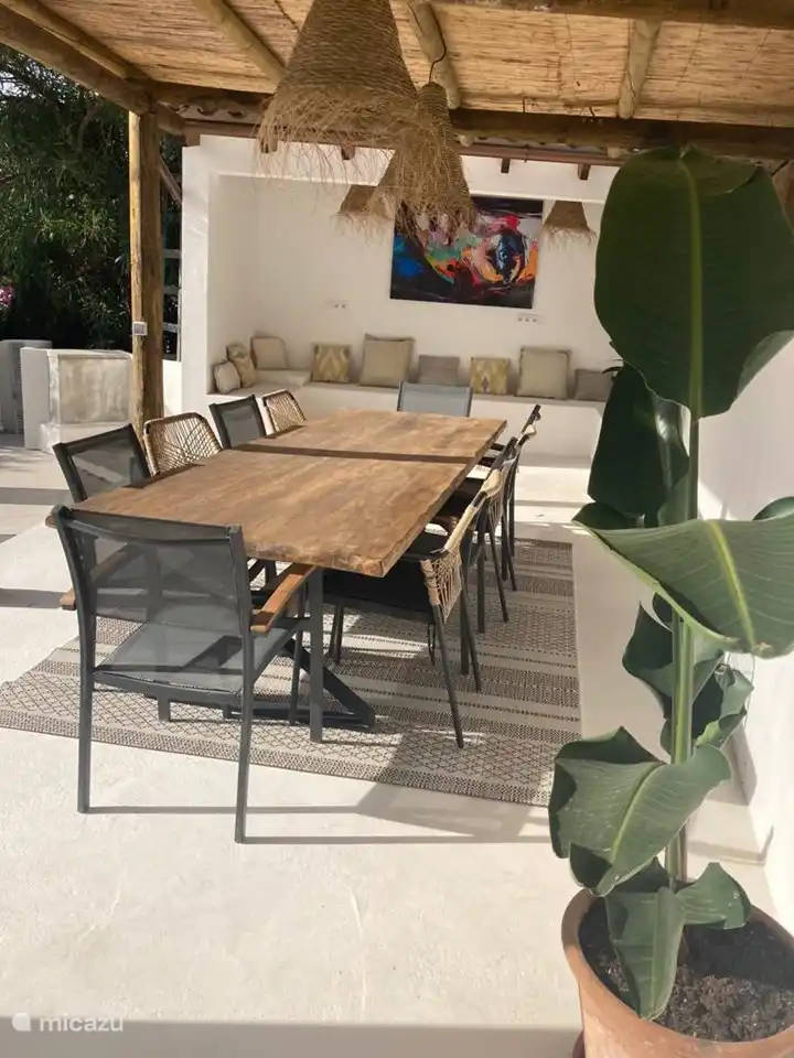 Esstisch unter der Pergola für 10 Personen (draußen)