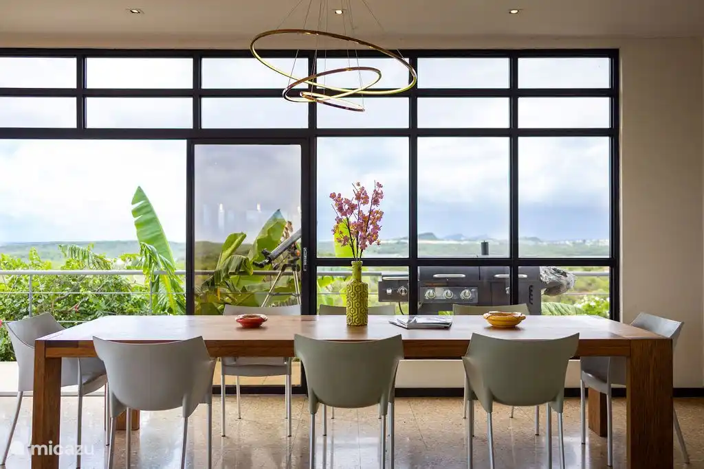 Schöner Esstisch mit Aussicht