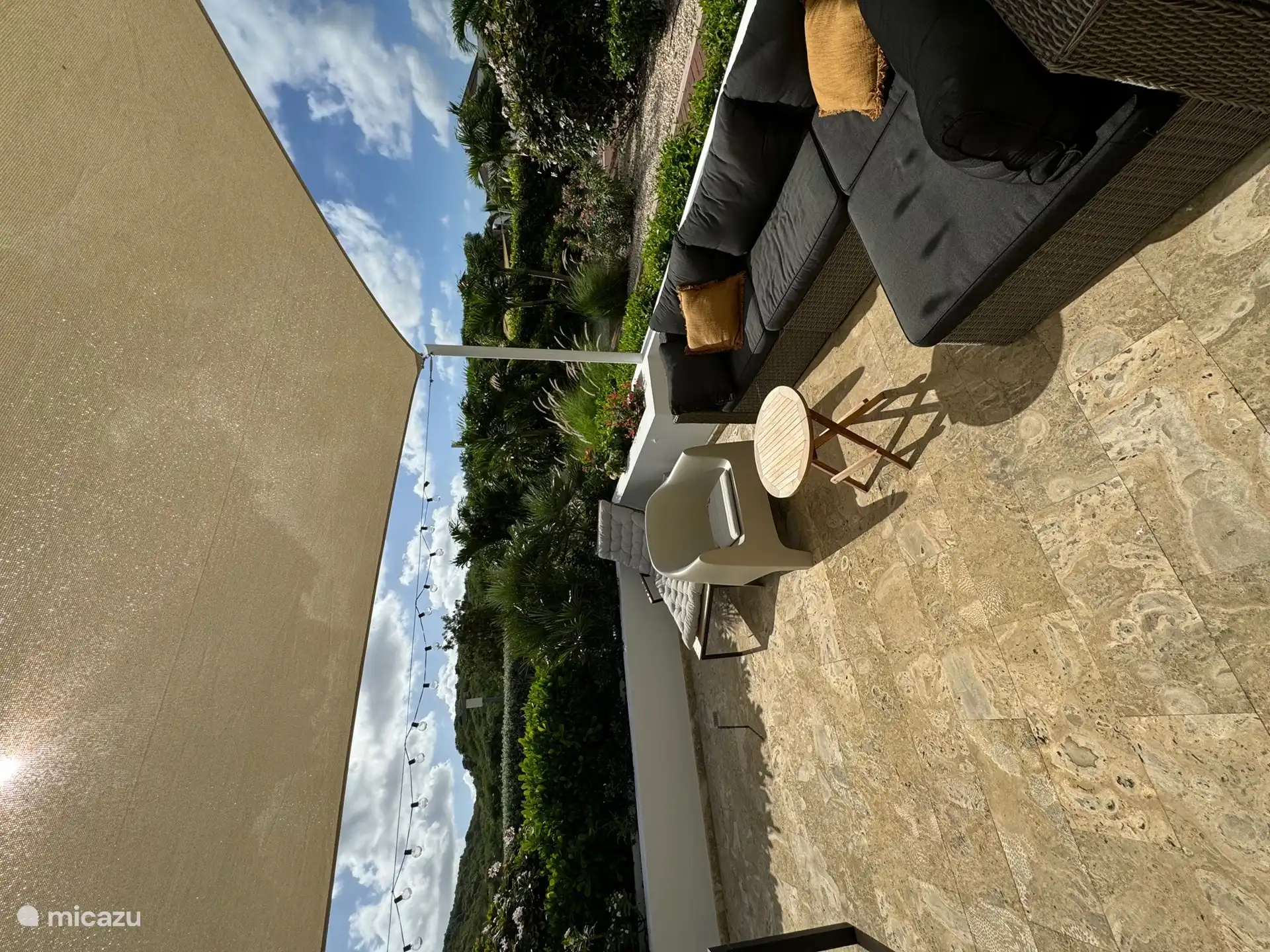 Terrasse avec canapé salon et chaise longue