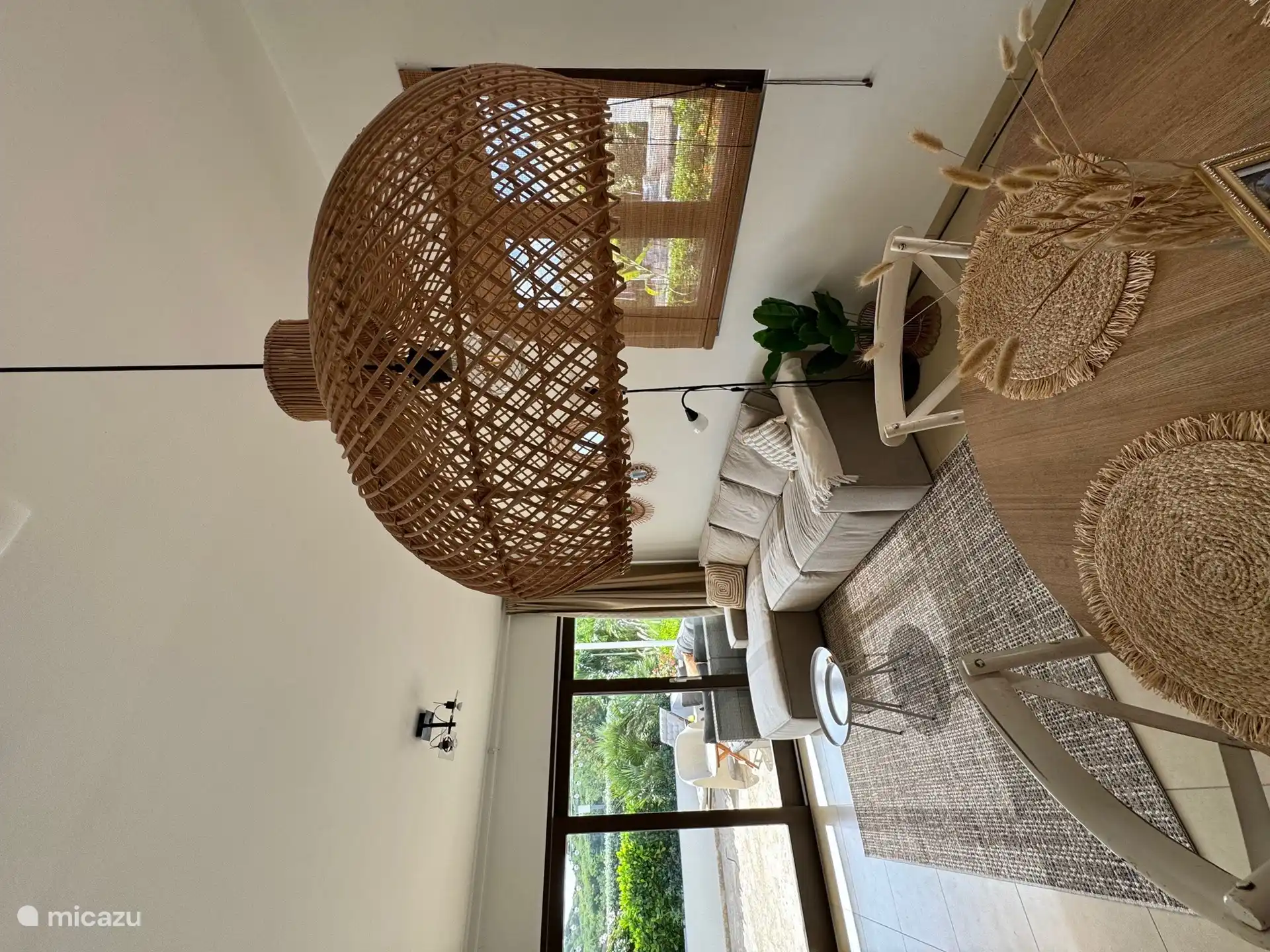 Salle à manger (chaises neuves en attendant)