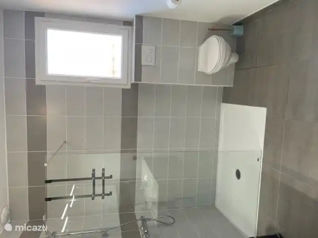 Salle de bain avec douche à l'italienne