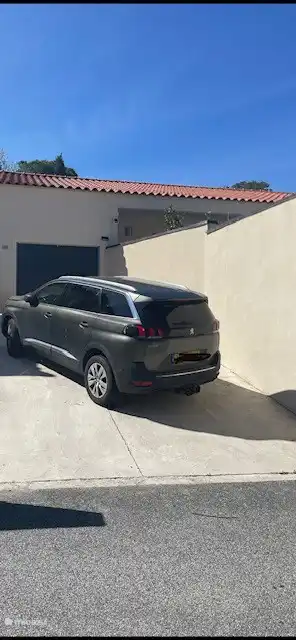 L'allée et le garage de la maison. C'est la seule chose visible de la route.