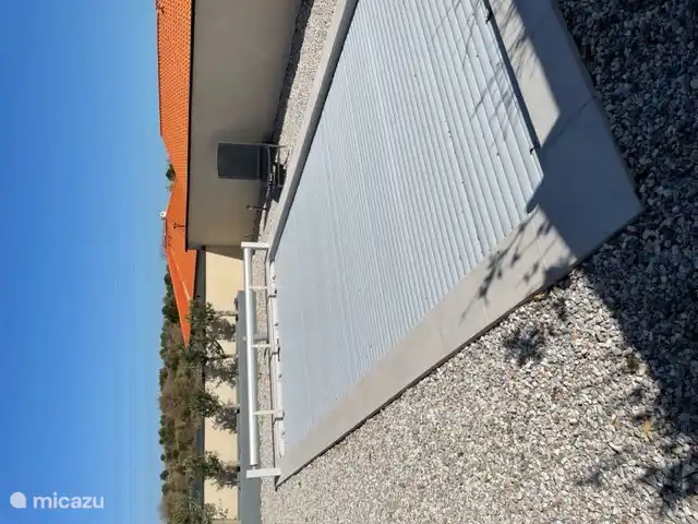 Piscine couverte avec la couverture enroulable