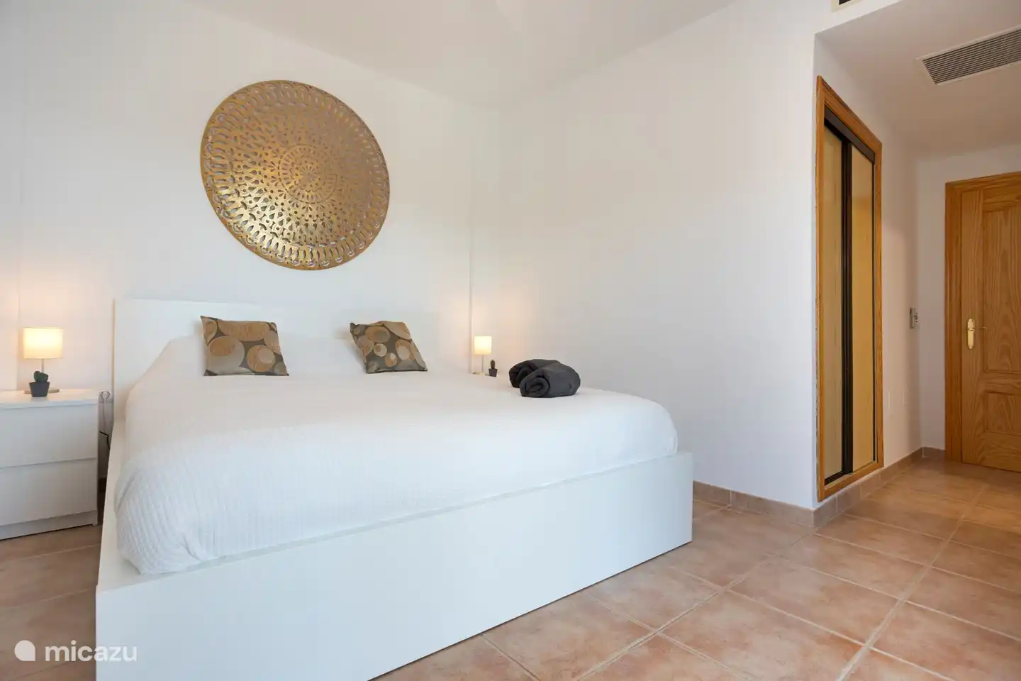 Schlafzimmer 1 mit einem Doppelbett mit viel Komfort.