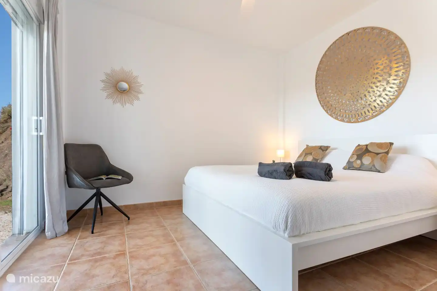 Schlafzimmer 1 mit einem Doppelbett und viel Komfort.