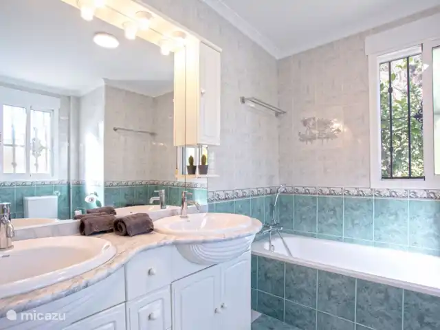villa en España, Andalucía, Canillas de Aceituno – Casa Cartara Un fregadero doble para un montón de comodidad.