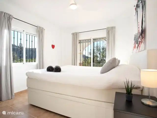villa en España, Andalucía, Canillas de Aceituno – Casa Cartara Dormitorio 2 con una cama doble.