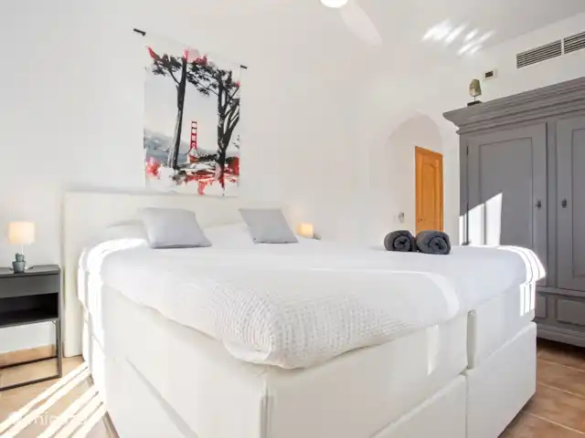 villa en España, Andalucía, Canillas de Aceituno – Casa Cartara Dormitorio 2 con una cama doble.