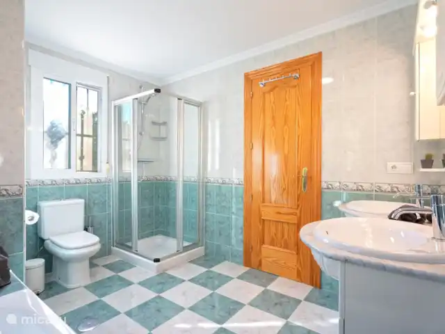 villa en España, Andalucía, Canillas de Aceituno – Casa Cartara Cuarto de baño con ducha, bañera, lavabo doble y WC.