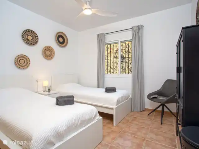 villa en España, Andalucía, Canillas de Aceituno – Casa Cartara Dormitorio 3 con dos camas individuales.