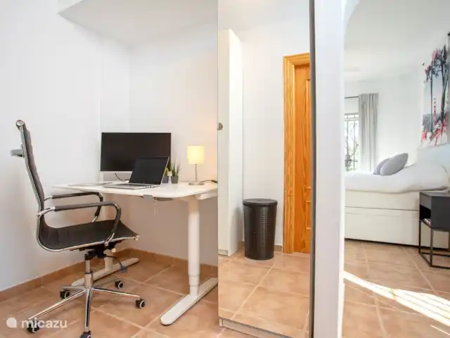villa en España, Andalucía, Canillas de Aceituno – Casa Cartara Puesto de trabajo para 2 personas con dos escritorios de pie/sentado y 1 monitor grande.
