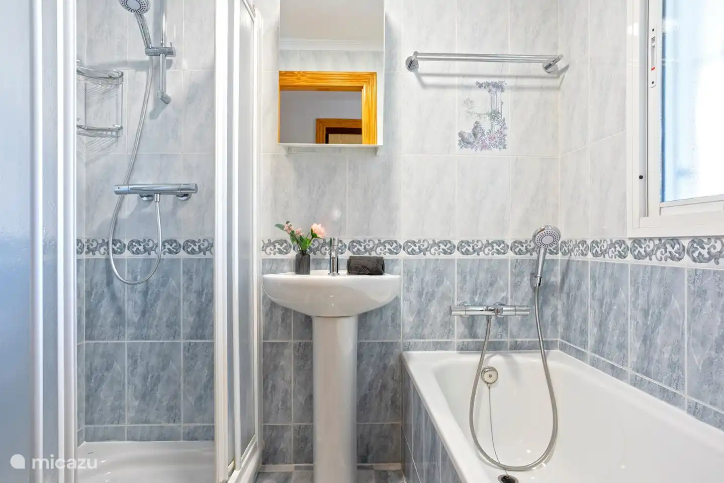 Badezimmer 3 mit Badewanne, Dusche, WC und Waschbecken.