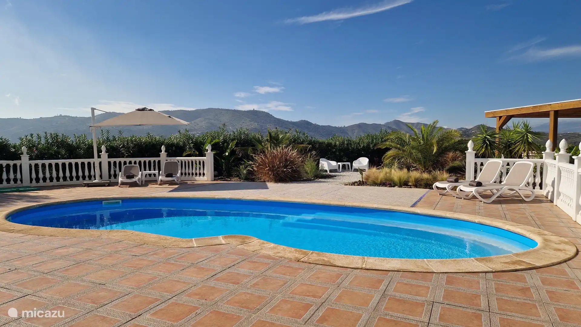 Von Ihrem Ferienhaus aus können Sie auf die Terrasse mit privatem Pool und atemberaubender Aussicht treten