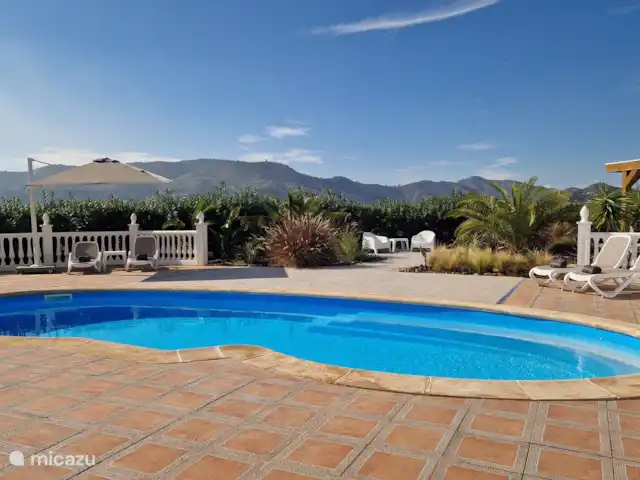 villa en España, Andalucía, Canillas de Aceituno – Casa Cartara Desde su casa de vacaciones puede salir a la terraza con piscina privada y vistas impresionantes