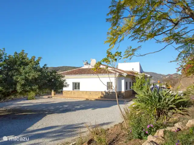 villa en España, Andalucía, Canillas de Aceituno – Casa Cartara Amplio camino de entrada con un montón de espacio de estacionamiento.