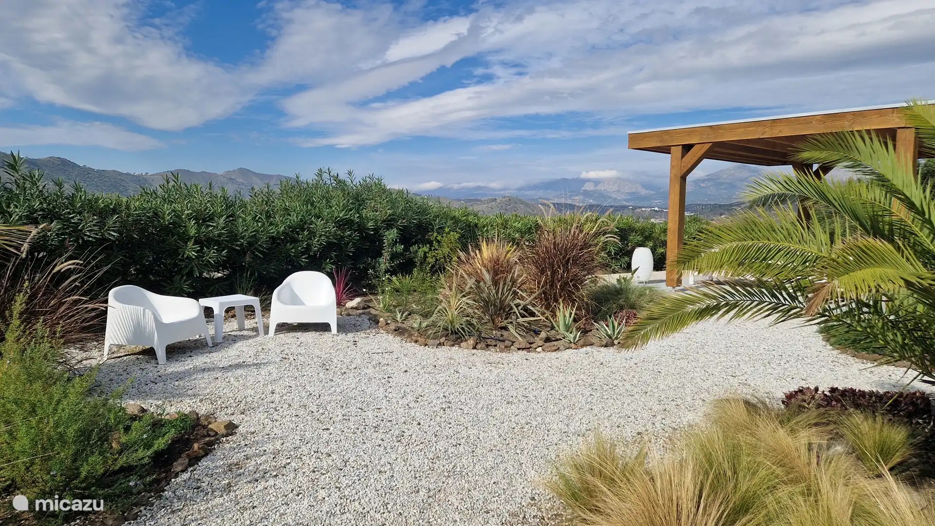 Rund um das Haus gibt es schöne Sitzgelegenheiten. Sowohl in der Sonne als auch im Schatten