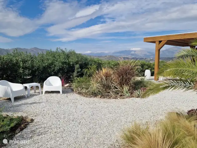 villa en España, Andalucía, Canillas de Aceituno – Casa Cartara Hay lugares agradables para sentarse alrededor de la casa. Tanto al sol como a la sombra